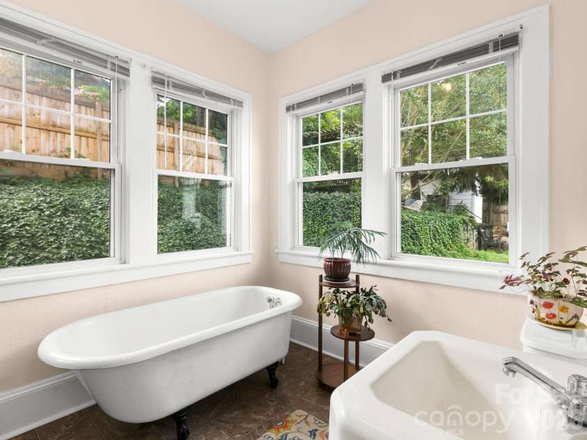 27 Warwick Road, Asheville, NC 28803.  MLS# CAR4409749, YatesRealty ID 43258. 