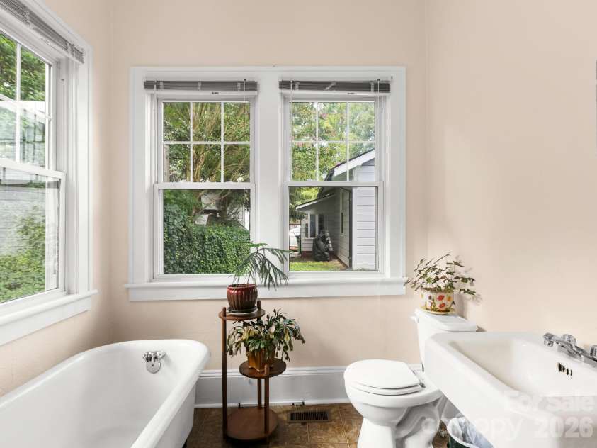 27 Warwick Road, Asheville, NC 28803.  MLS# CAR4409749, YatesRealty ID 43258. 