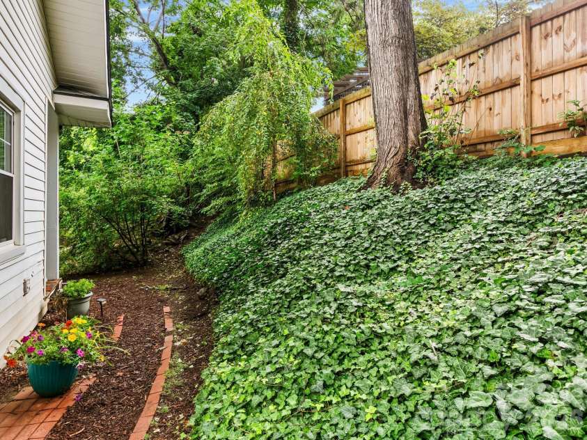 27 Warwick Road, Asheville, NC 28803.  MLS# CAR4409749, YatesRealty ID 43258. 