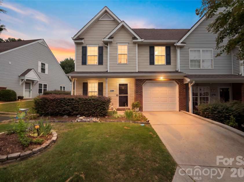 806 Rock Lake Glen, Fort Mill, SC 29715.  MLS# CAR4399367, YatesRealty ID 43261. 