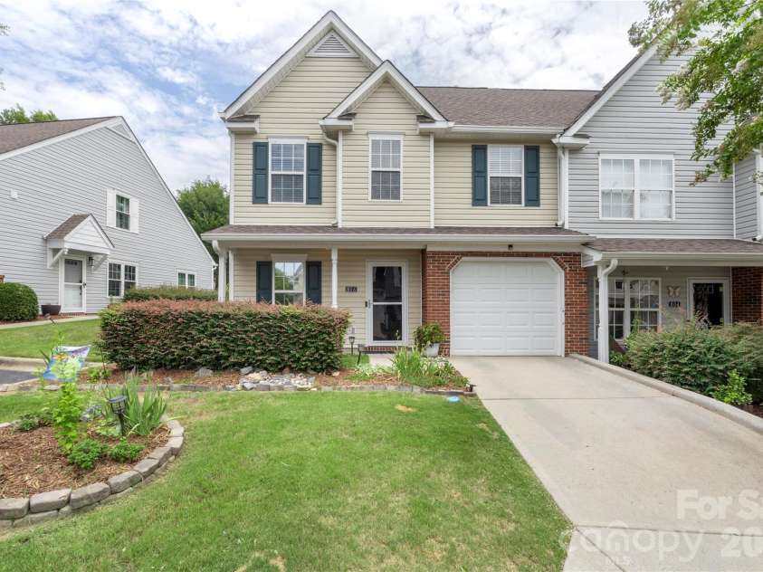 806 Rock Lake Glen, Fort Mill, SC 29715.  MLS# CAR4399367, YatesRealty ID 43261. 