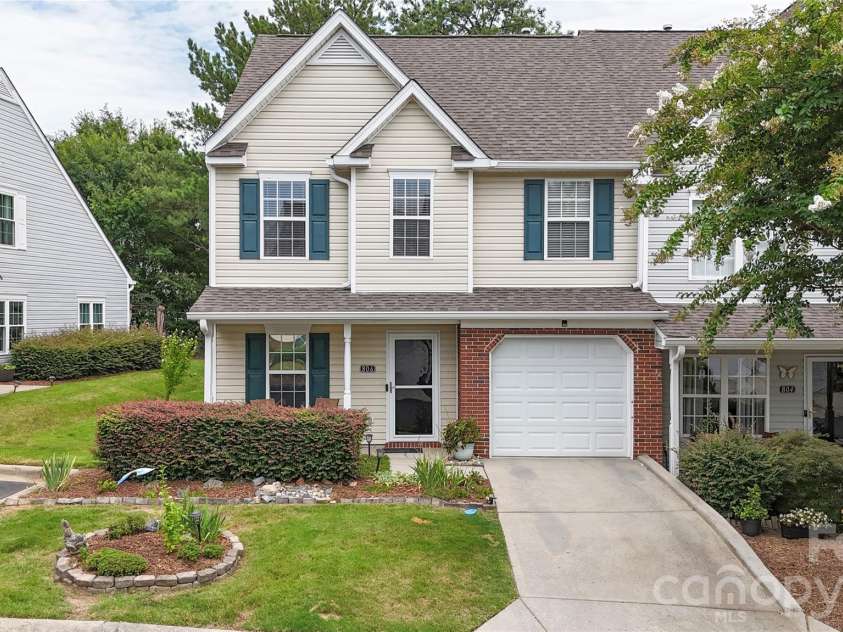 806 Rock Lake Glen, Fort Mill, SC 29715.  MLS# CAR4399367, YatesRealty ID 43261. 