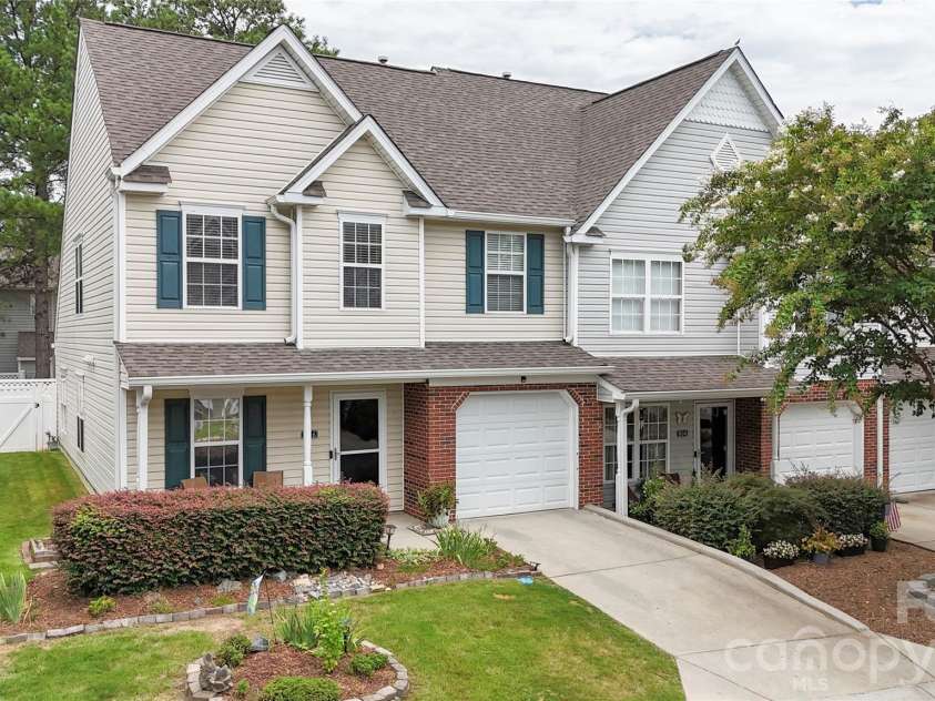 806 Rock Lake Glen, Fort Mill, SC 29715.  MLS# CAR4399367, YatesRealty ID 43261. 