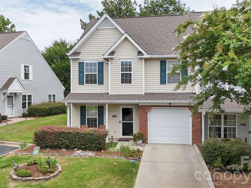 806 Rock Lake Glen, Fort Mill, SC 29715.  MLS# CAR4399367, YatesRealty ID 43261. 