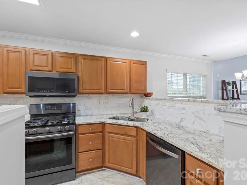 806 Rock Lake Glen, Fort Mill, SC 29715.  MLS# CAR4399367, YatesRealty ID 43261. 