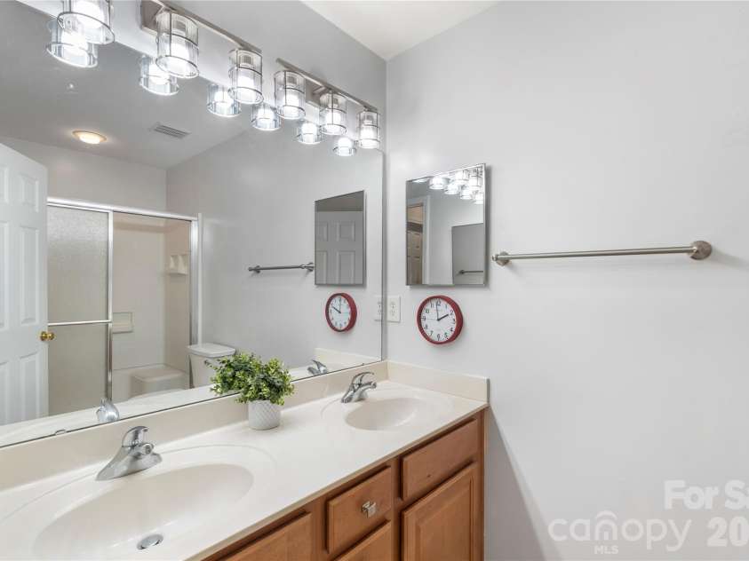 806 Rock Lake Glen, Fort Mill, SC 29715.  MLS# CAR4399367, YatesRealty ID 43261. 