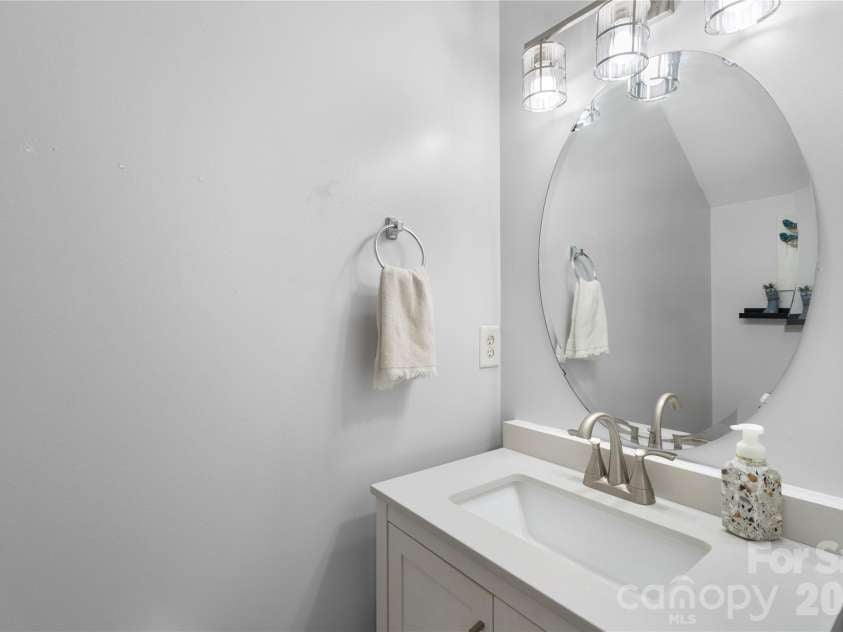 806 Rock Lake Glen, Fort Mill, SC 29715.  MLS# CAR4399367, YatesRealty ID 43261. 