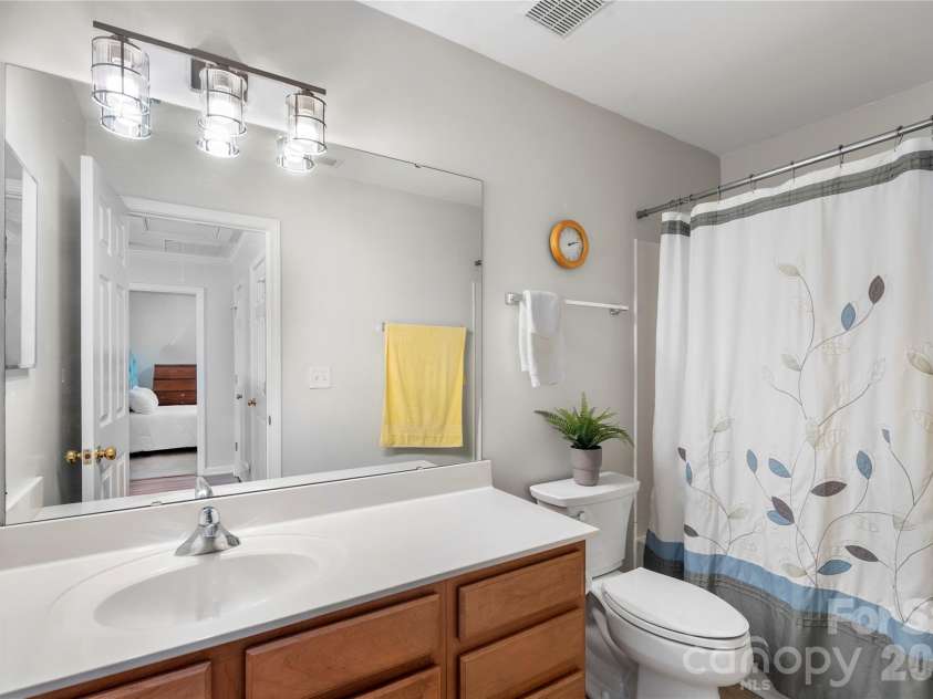 806 Rock Lake Glen, Fort Mill, SC 29715.  MLS# CAR4399367, YatesRealty ID 43261. 