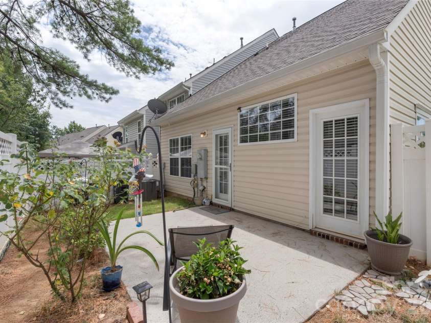 806 Rock Lake Glen, Fort Mill, SC 29715.  MLS# CAR4399367, YatesRealty ID 43261. 