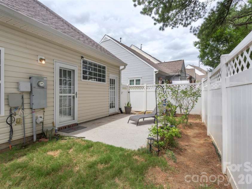 806 Rock Lake Glen, Fort Mill, SC 29715.  MLS# CAR4399367, YatesRealty ID 43261. 