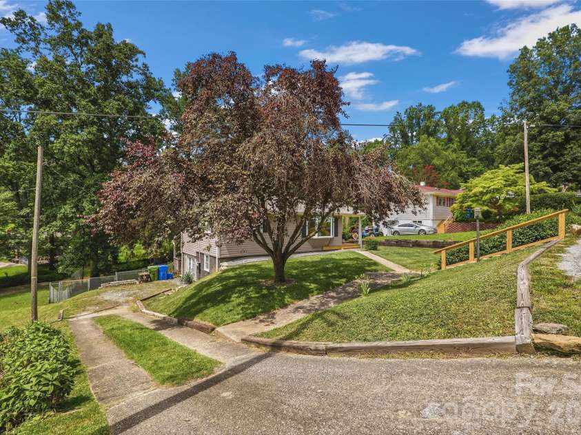 17 Azalea Road, Arden, NC 28704.  MLS# CAR4388908, YatesRealty ID 43262. 