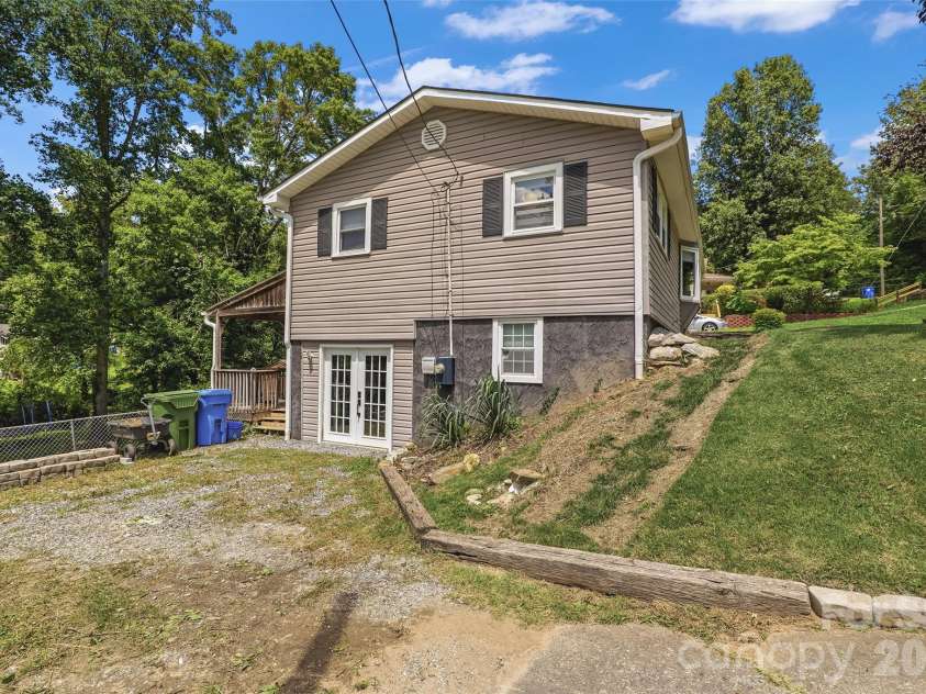 17 Azalea Road, Arden, NC 28704.  MLS# CAR4388908, YatesRealty ID 43262. 