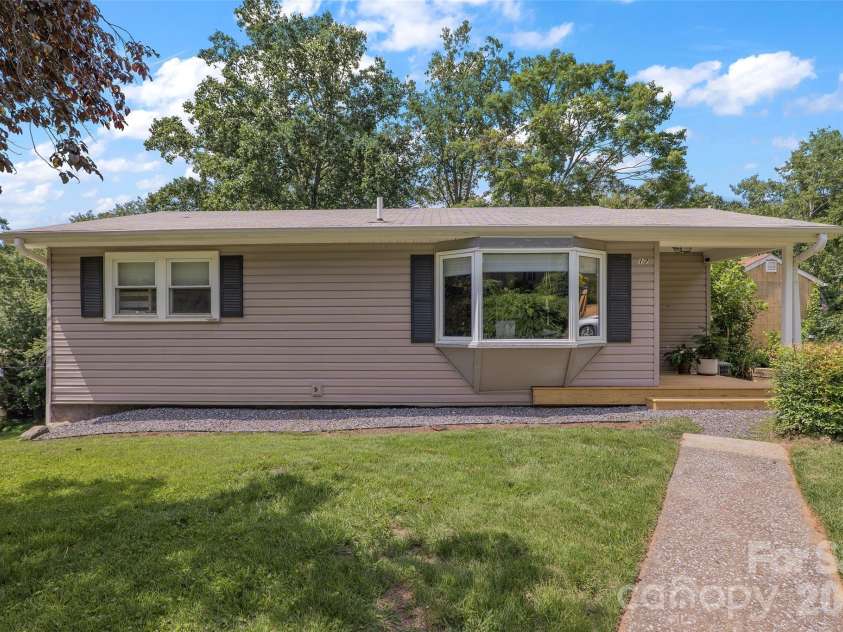 17 Azalea Road, Arden, NC 28704.  MLS# CAR4388908, YatesRealty ID 43262. 