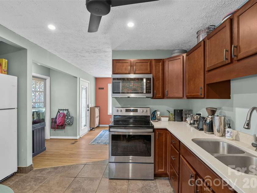 17 Azalea Road, Arden, NC 28704.  MLS# CAR4388908, YatesRealty ID 43262. 