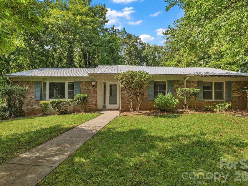 709 Forest Ridge Drive, Hendersonville, NC 28791.  MLS# CAR4388878, YatesRealty ID 43264. 