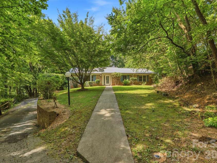 709 Forest Ridge Drive, Hendersonville, NC 28791.  MLS# CAR4388878, YatesRealty ID 43264. 