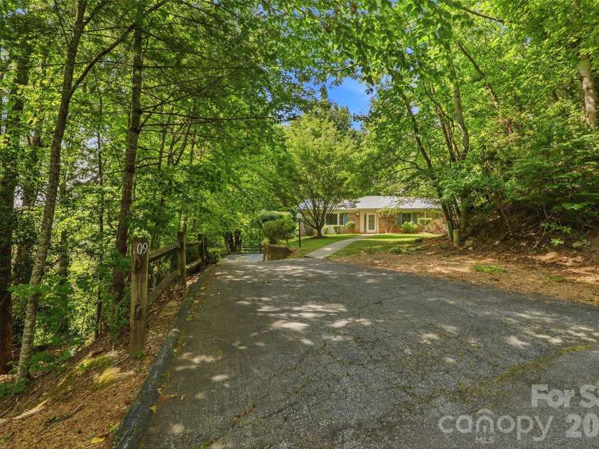 709 Forest Ridge Drive, Hendersonville, NC 28791.  MLS# CAR4388878, YatesRealty ID 43264. 
