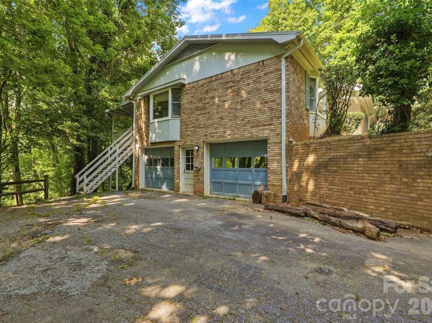 709 Forest Ridge Drive, Hendersonville, NC 28791.  MLS# CAR4388878, YatesRealty ID 43264. 