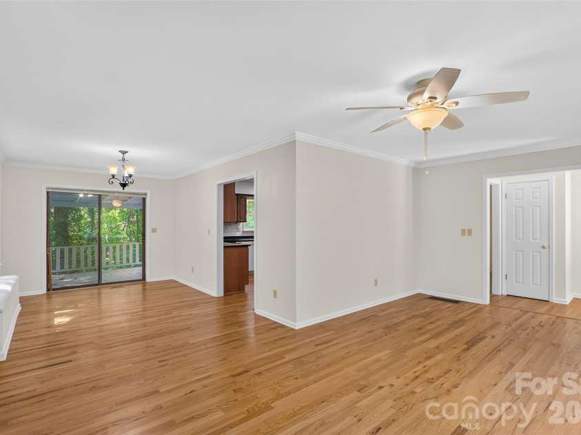 709 Forest Ridge Drive, Hendersonville, NC 28791.  MLS# CAR4388878, YatesRealty ID 43264. 