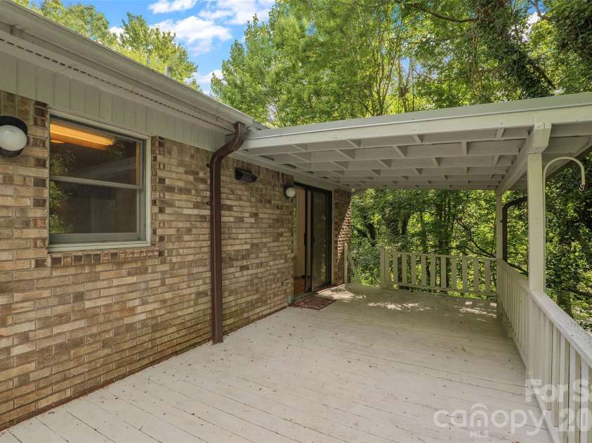709 Forest Ridge Drive, Hendersonville, NC 28791.  MLS# CAR4388878, YatesRealty ID 43264. 