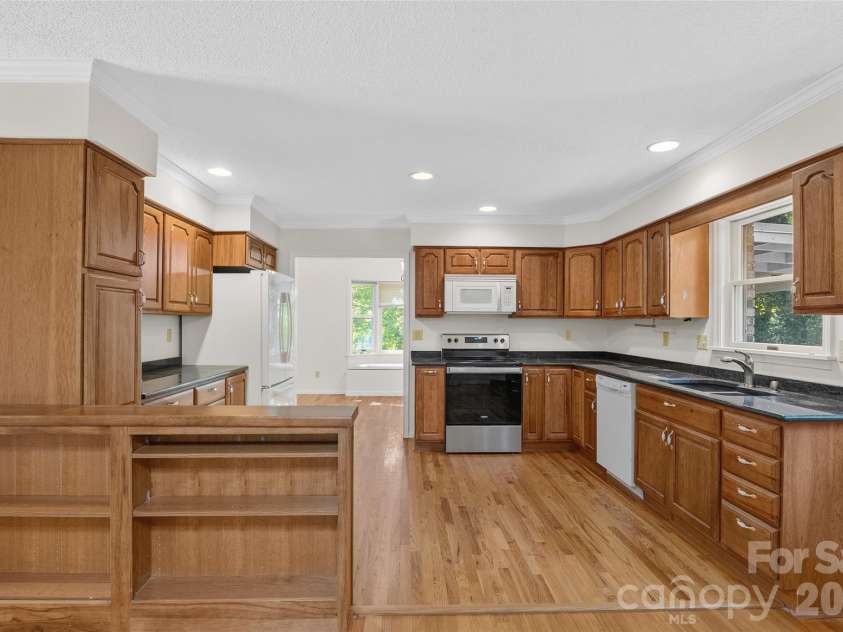 709 Forest Ridge Drive, Hendersonville, NC 28791.  MLS# CAR4388878, YatesRealty ID 43264. 