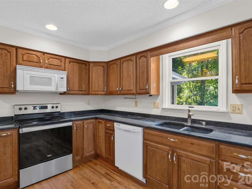 709 Forest Ridge Drive, Hendersonville, NC 28791.  MLS# CAR4388878, YatesRealty ID 43264. 