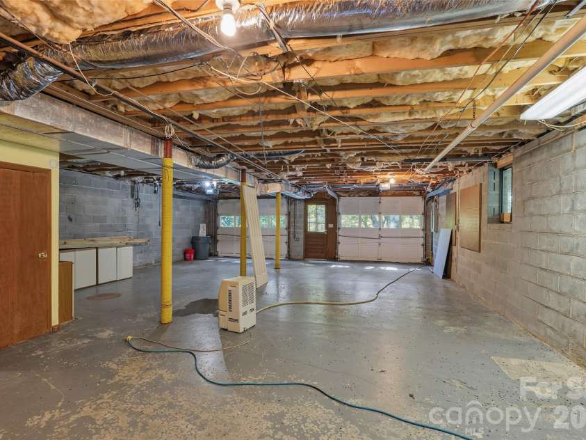 709 Forest Ridge Drive, Hendersonville, NC 28791.  MLS# CAR4388878, YatesRealty ID 43264. 