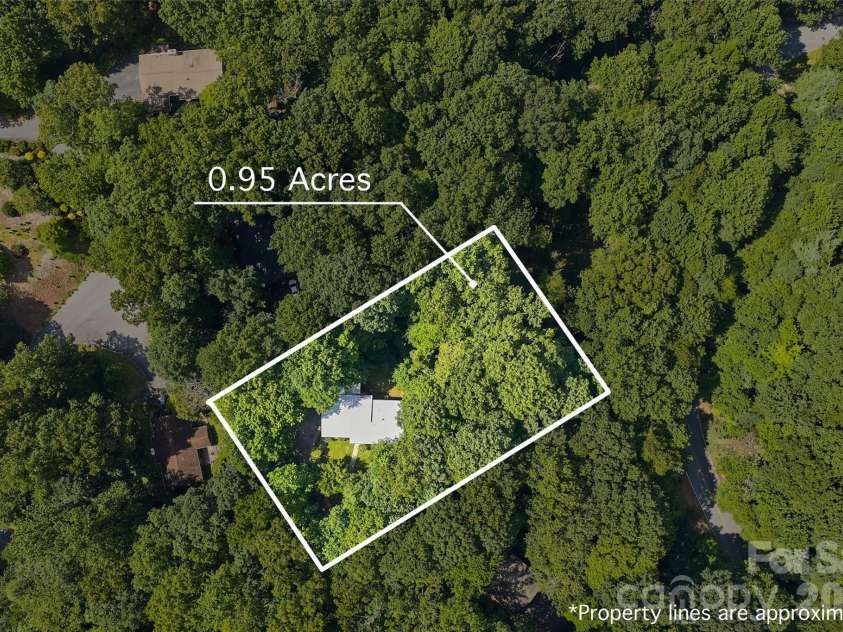 709 Forest Ridge Drive, Hendersonville, NC 28791.  MLS# CAR4388878, YatesRealty ID 43264. 