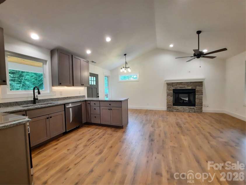 12 Overbrook Place, Asheville, NC 28805.  MLS# CAR4409731, YatesRealty ID 43272. 