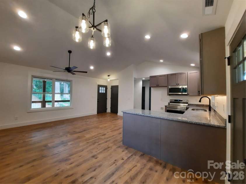 12 Overbrook Place, Asheville, NC 28805.  MLS# CAR4409731, YatesRealty ID 43272. 
