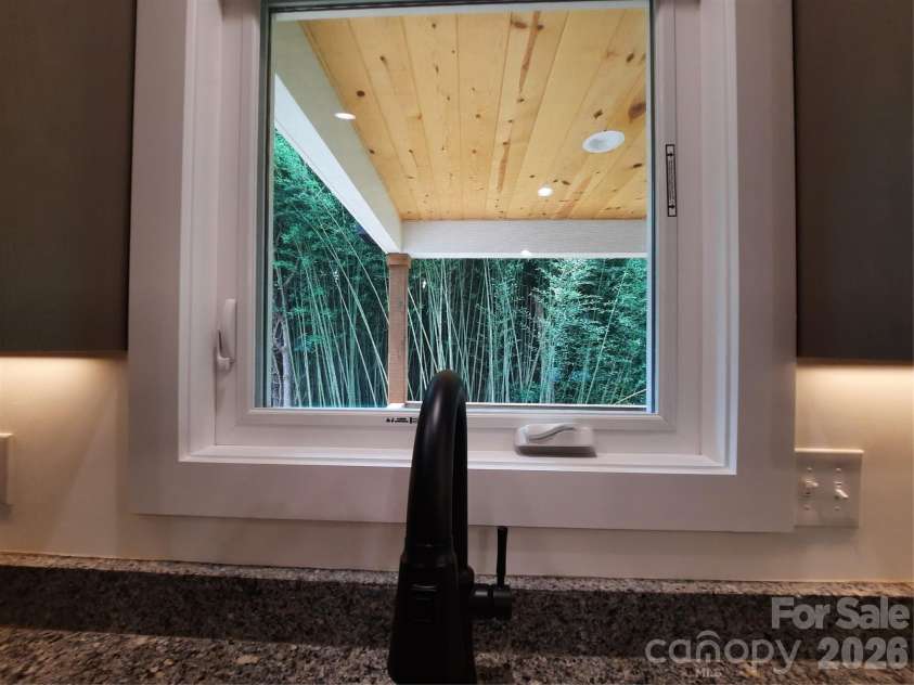 12 Overbrook Place, Asheville, NC 28805.  MLS# CAR4409731, YatesRealty ID 43272. 