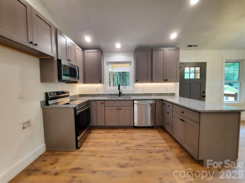12 Overbrook Place, Asheville, NC 28805.  MLS# CAR4409731, YatesRealty ID 43272. 