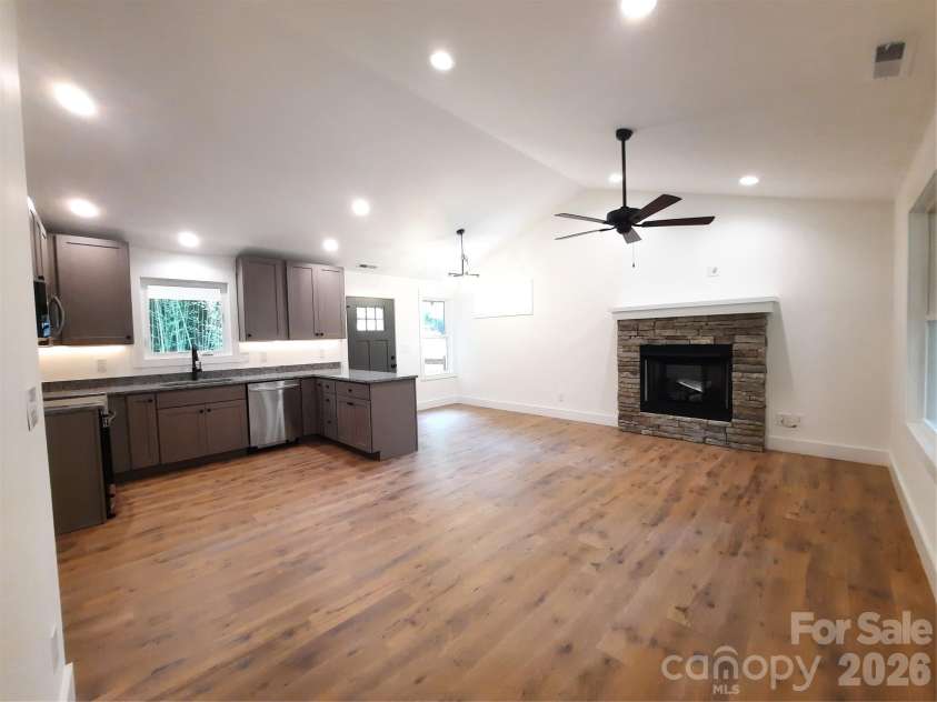 12 Overbrook Place, Asheville, NC 28805.  MLS# CAR4409731, YatesRealty ID 43272. 