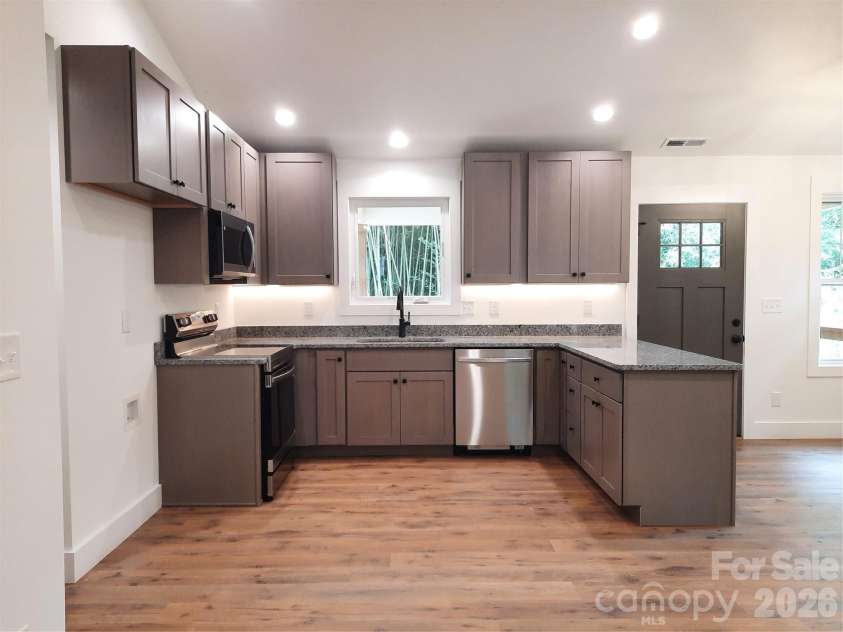 12 Overbrook Place, Asheville, NC 28805.  MLS# CAR4409731, YatesRealty ID 43272. 