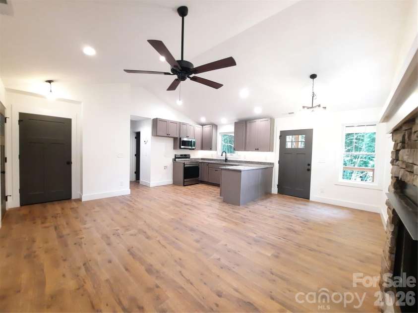 12 Overbrook Place, Asheville, NC 28805.  MLS# CAR4409731, YatesRealty ID 43272. 