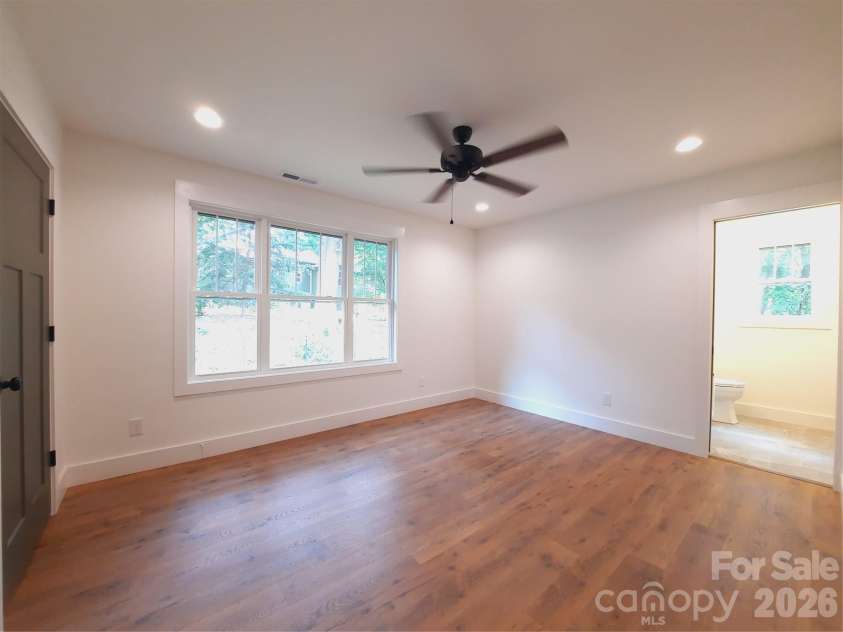 12 Overbrook Place, Asheville, NC 28805.  MLS# CAR4409731, YatesRealty ID 43272. 