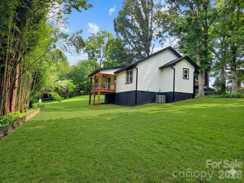 12 Overbrook Place, Asheville, NC 28805.  MLS# CAR4409731, YatesRealty ID 43272. 
