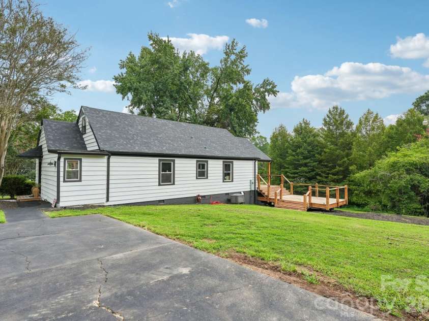 110 Westover Drive, Monroe, NC 28112.  MLS# CAR4406227, YatesRealty ID 43277. 