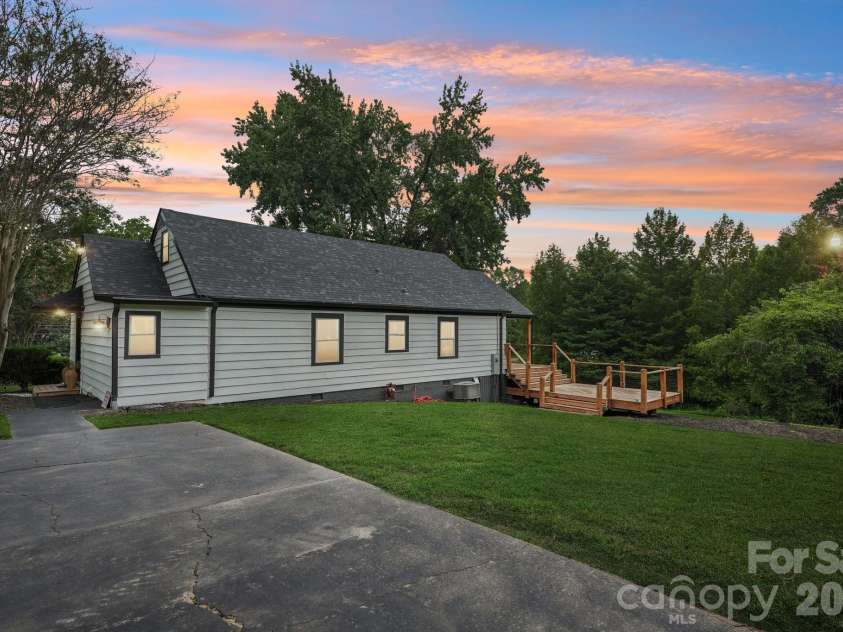 110 Westover Drive, Monroe, NC 28112.  MLS# CAR4406227, YatesRealty ID 43277. 