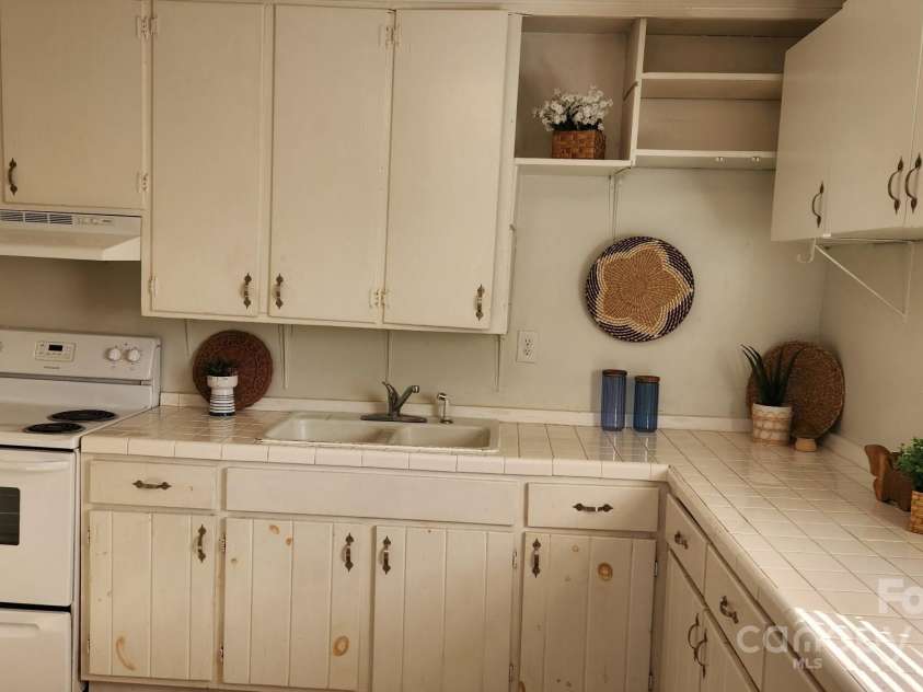 508 Arlington Circle, Lenoir, NC 28645.  MLS# CAR4216981, YatesRealty ID 4328. 