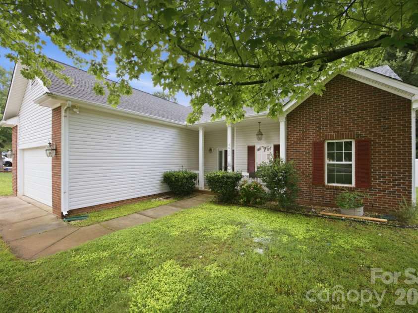 7632 Free Bird Avenue, Charlotte, NC 28216.  MLS# CAR4411446, YatesRealty ID 43281. 