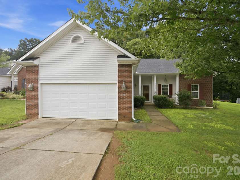 7632 Free Bird Avenue, Charlotte, NC 28216.  MLS# CAR4411446, YatesRealty ID 43281. 