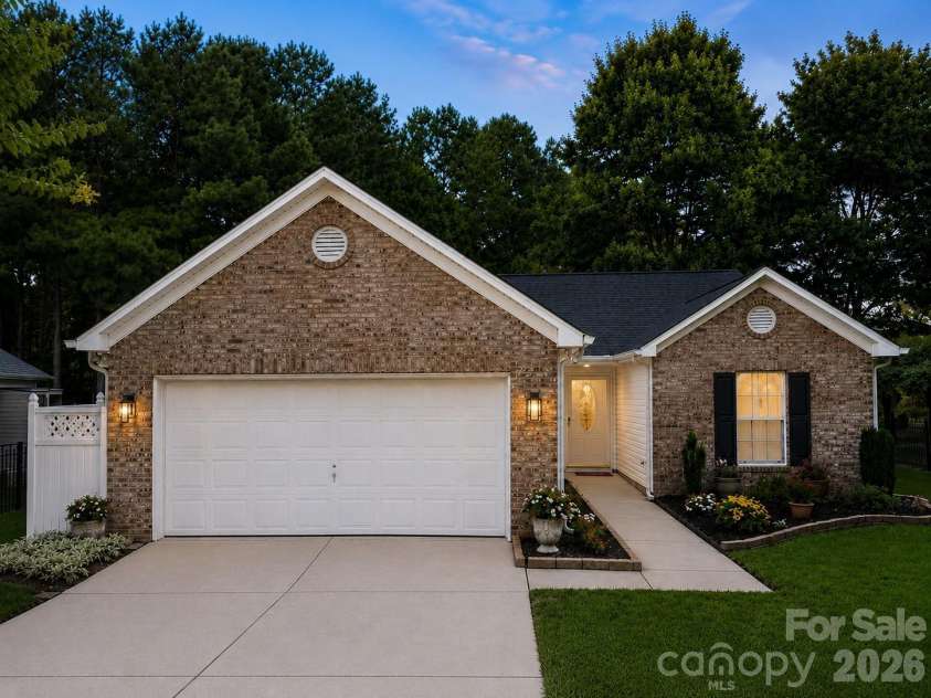 212 Chestnut Avenue, Tega Cay, SC 29708.  MLS# CAR4406625, YatesRealty ID 43288. 