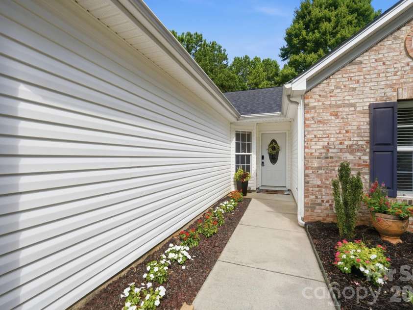 212 Chestnut Avenue, Tega Cay, SC 29708.  MLS# CAR4406625, YatesRealty ID 43288. 