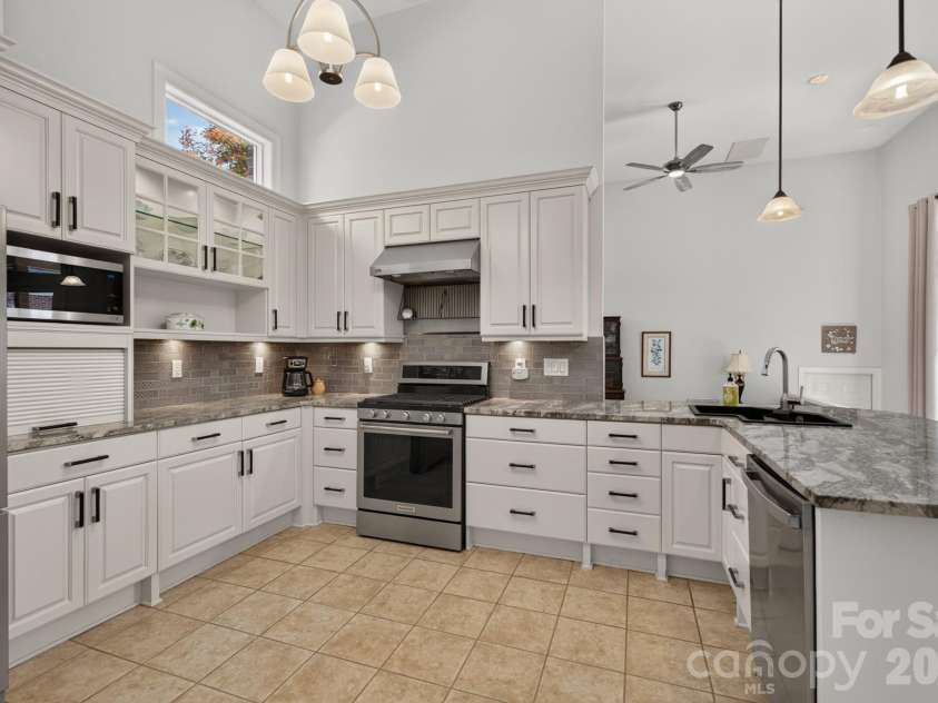 978 Blakeley Walk, Rock Hill, SC 29732.  MLS# CAR4410936, YatesRealty ID 43289. Kitchen