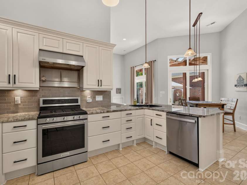 978 Blakeley Walk, Rock Hill, SC 29732.  MLS# CAR4410936, YatesRealty ID 43289. Kitchen - Gas Range