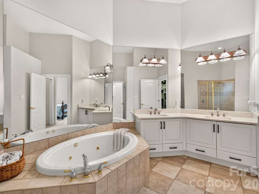 978 Blakeley Walk, Rock Hill, SC 29732.  MLS# CAR4410936, YatesRealty ID 43289. Primary Bath