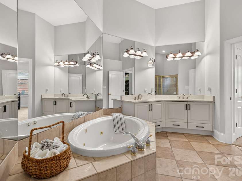 978 Blakeley Walk, Rock Hill, SC 29732.  MLS# CAR4410936, YatesRealty ID 43289. Primary Bath