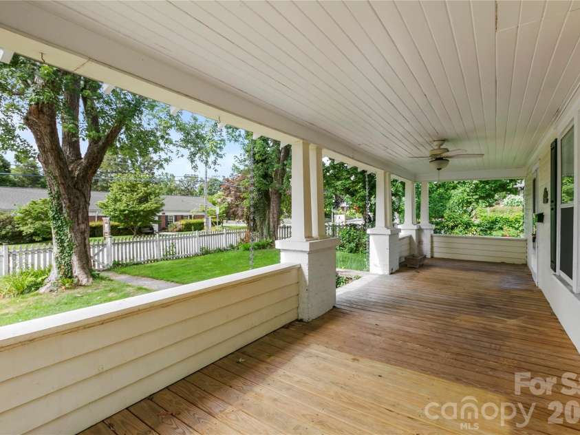 729 5th Avenue, Hendersonville, NC 28739.  MLS# CAR4405722, YatesRealty ID 43292. 