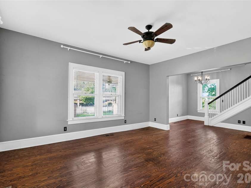729 5th Avenue, Hendersonville, NC 28739.  MLS# CAR4405722, YatesRealty ID 43292. 